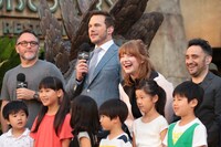 後列左からコリン・トレボロウ、クリス・プラット、ブライス・ダラス・ハワード、J・A・バヨナ。