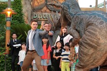 ラプトル“ブルー”を制止するクリス・プラット。