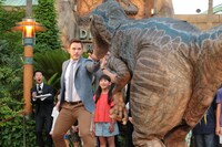 ラプトル“ブルー”を制止するクリス・プラット。