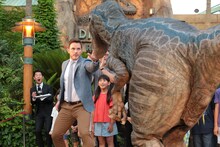 ラプトル“ブルー”を制止するクリス・プラット。