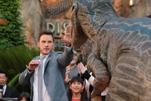 ラプトル“ブルー”を制止するクリス・プラット。