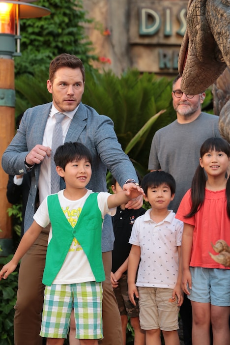 来場者の子供とともにラプトル“ブルー”を制止するクリス・プラット。