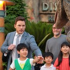 「ジュラシック・ワールド」クリス・プラット、USJに現れた肉食恐竜ラプトルを制止