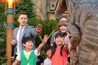 来場者の子供とともにラプトル“ブルー”を制止するクリス・プラット。