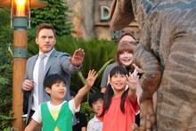 来場者の子供とともにラプトル“ブルー”を制止するクリス・プラット。