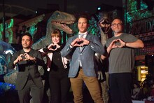 左からJ・A・バヨナ、ブライス・ダラス・ハワード、クリス・プラット、コリン・トレボロウ。