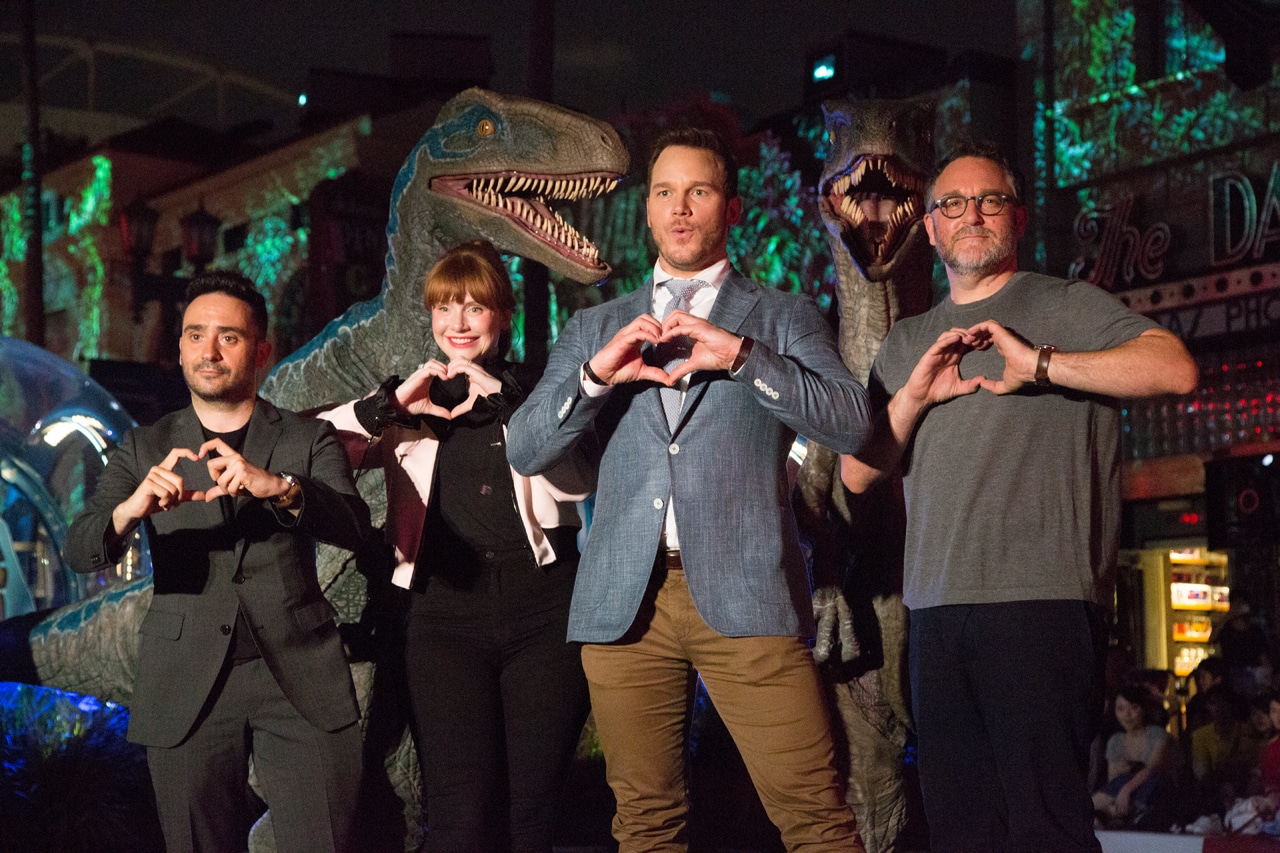 左からJ・A・バヨナ、ブライス・ダラス・ハワード、クリス・プラット、コリン・トレボロウ。