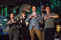 左からJ・A・バヨナ、ブライス・ダラス・ハワード、クリス・プラット、コリン・トレボロウ。