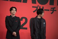 左から吉沢亮、早乙女太一。