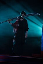 斬魄刀を持って登場した福士蒼汰。