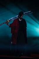 斬魄刀を持って登場した福士蒼汰。