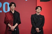 左から福士蒼汰、吉沢亮。