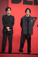 左から吉沢亮、早乙女太一。