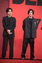 左から吉沢亮、早乙女太一。