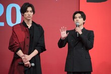 左から福士蒼汰、吉沢亮。