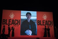 MIYAVIからのビデオメッセージ上映の様子。