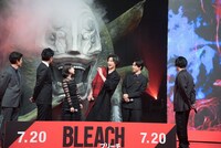 グランドフィッシャーの立像の登場に驚くキャストたち。