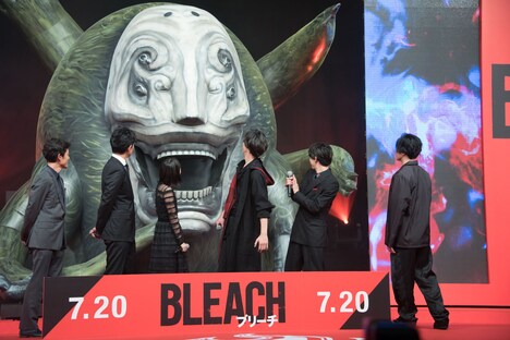 グランドフィッシャーの立像の登場に驚くキャストたち。