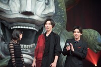 グランドフィッシャーの立像の登場に驚くキャストたち。