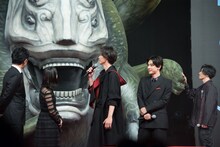 グランドフィッシャーの立像を触る早乙女太一（右端）。