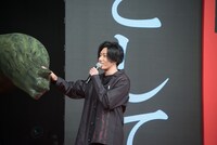 グランドフィッシャーの立像を触る早乙女太一。