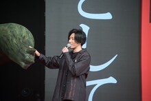 グランドフィッシャーの立像を触る早乙女太一。