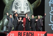 「BLEACH」ジャパンプレミアの様子。左から佐藤信介監督、黒崎一心役の江口洋介、朽木ルキア役の杉咲花、黒崎一護役の福士蒼汰、石田雨竜役の吉沢亮、阿散井恋次役の早乙女太一。