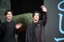 左から吉沢亮、早乙女太一。