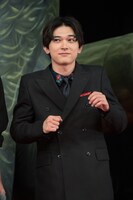 キャノン砲に驚く吉沢亮。