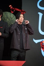 キャノン砲の音に耳をふさぐ早乙女太一。