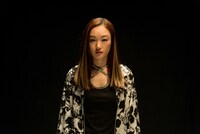 「GIVER 復讐の贈与者」より、小野ゆり子。