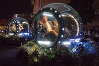 ジャイロスフィアに乗ったクリス・プラット。