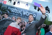 左からブライス・ダラス・ハワード、クリス・プラット。(c)Universal Pictures