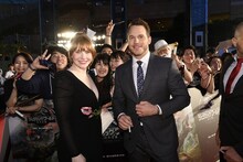 左からブライス・ダラス・ハワード、クリス・プラット。(c)Universal Pictures