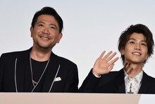 左から別所哲也、岩田剛典。