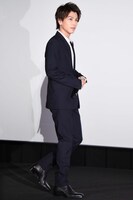 入場する岩田剛典。