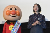 左からアンパンマン、杏。