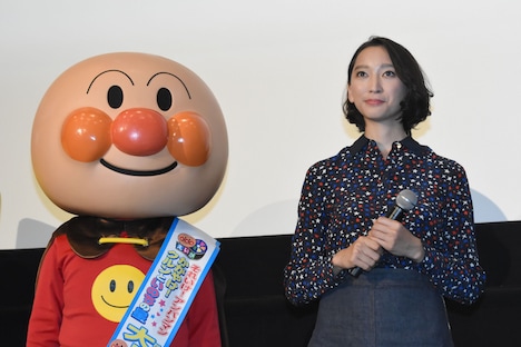 左からアンパンマン、杏。