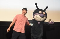 左から児嶋一哉、ばいきんまん。