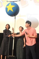 映画「それいけ！アンパンマン かがやけ！クルンといのちの星」初日舞台挨拶の様子。