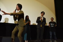 榊原徹士（右から2番目）にツッコむ南圭介（左）。