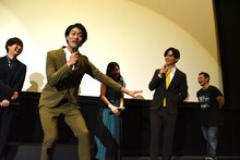 榊原徹士（右から2番目）にツッコむ南圭介（左から2番目）。