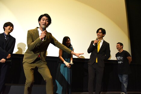 榊原徹士(右から2番目)にツッコむ南圭介(左から2番目)。