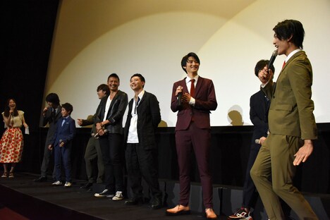 田口翔大(左から3番目)にツッコむ南圭介(右端)。