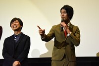 報道陣に「今ですよー！」とシャッターを促す南圭介（右）。