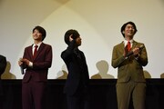 ファンに映画の感想を尋ねる神谷浩史(中央)。