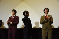 ファンに映画の感想を尋ねる神谷浩史（中央）。