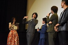 “日焼け止めキュータマ”を全身を使い表現する山崎大輝（左から2番目）。