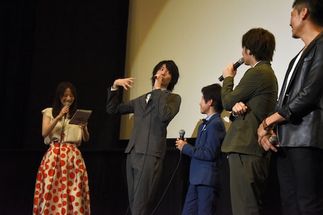 “日焼け止めキュータマ”を全身を使い表現する山崎大輝(左から2番目)。