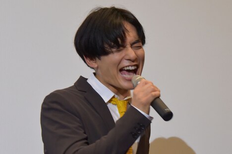 「カジキイエロー!」と絶叫する榊原徹士。